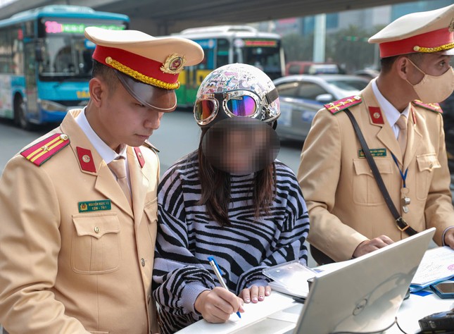 Nhiều tài xế vượt đèn đỏ, đi ngược chiều 'hốt hoảng' khi được CSGT thông báo mức phạt tiền- Ảnh 2.