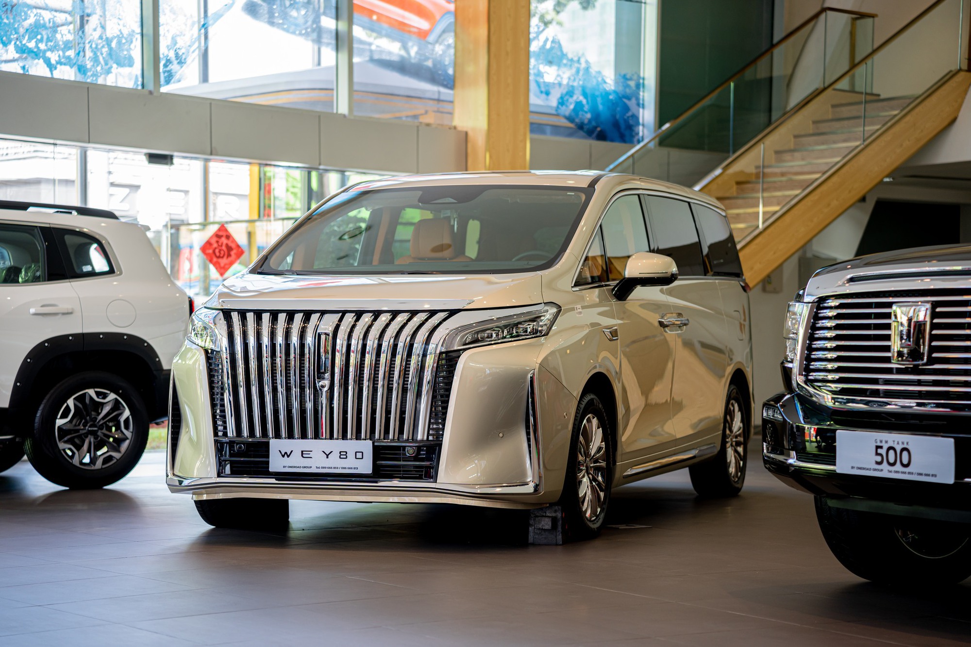 Xe như Toyota Alphard này dễ về Việt Nam đầu 2025: Nội thất kiểu chủ tịch, mạnh 480hp, hết xăng vẫn chạy được 140km