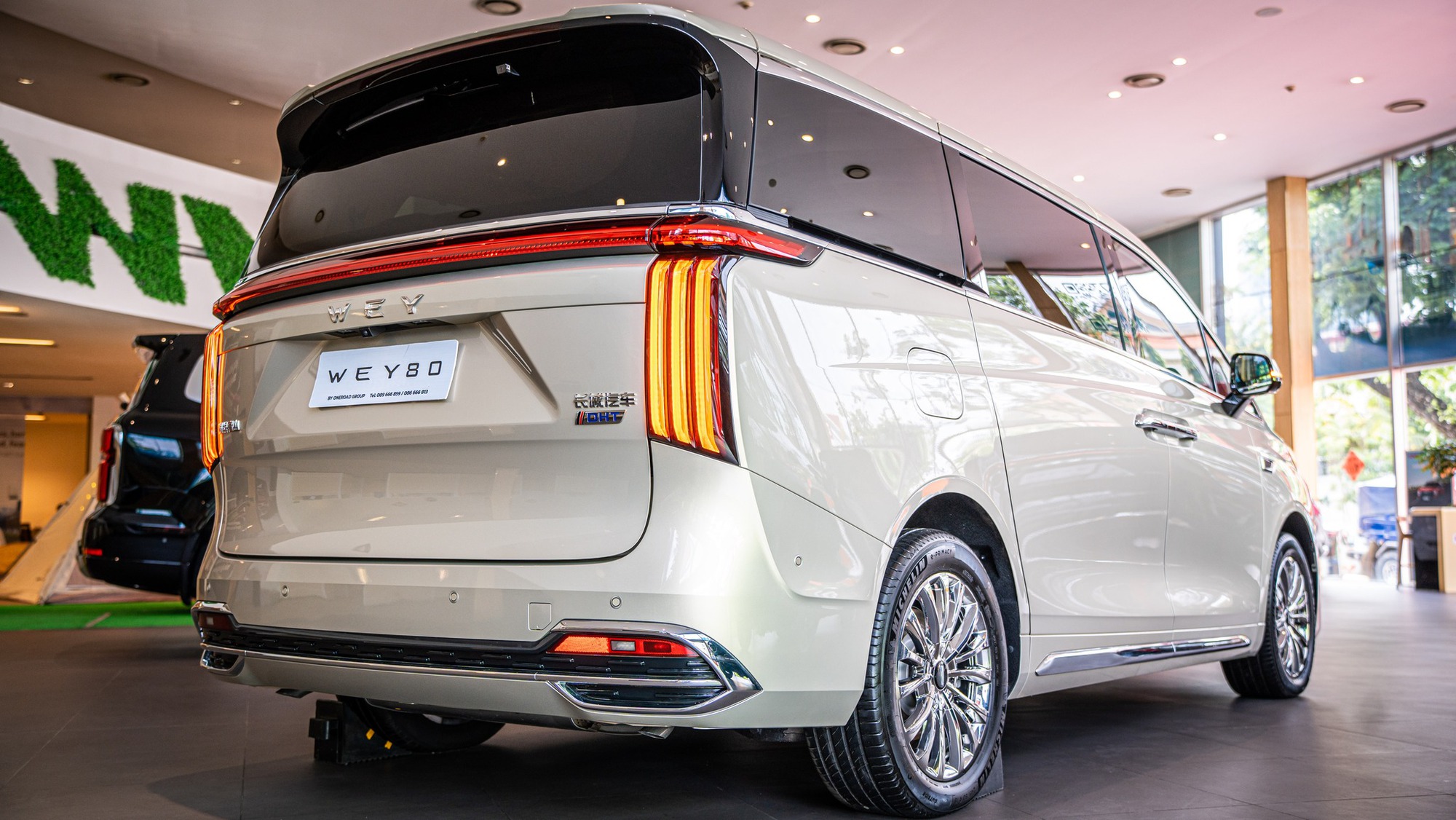 Xe như Toyota Alphard này dễ về Việt Nam đầu 2025: Nội thất kiểu 'chủ tịch', mạnh 480hp, hết xăng vẫn chạy được 140km- Ảnh 3.