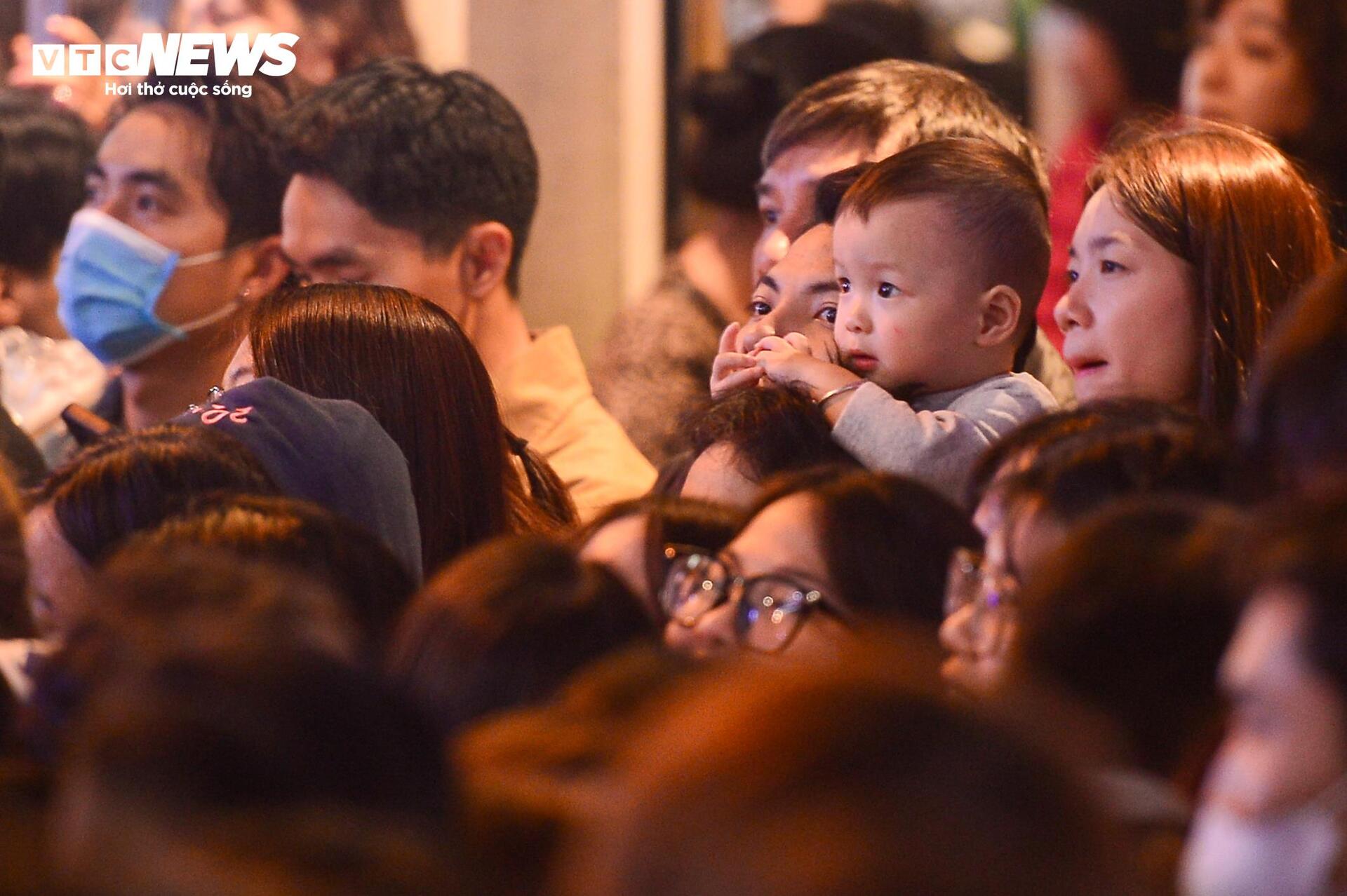 Nhân viên vệ sinh trắng đêm dọn rác ở phố đi bộ Hồ Gươm sau lễ countdown- Ảnh 3.