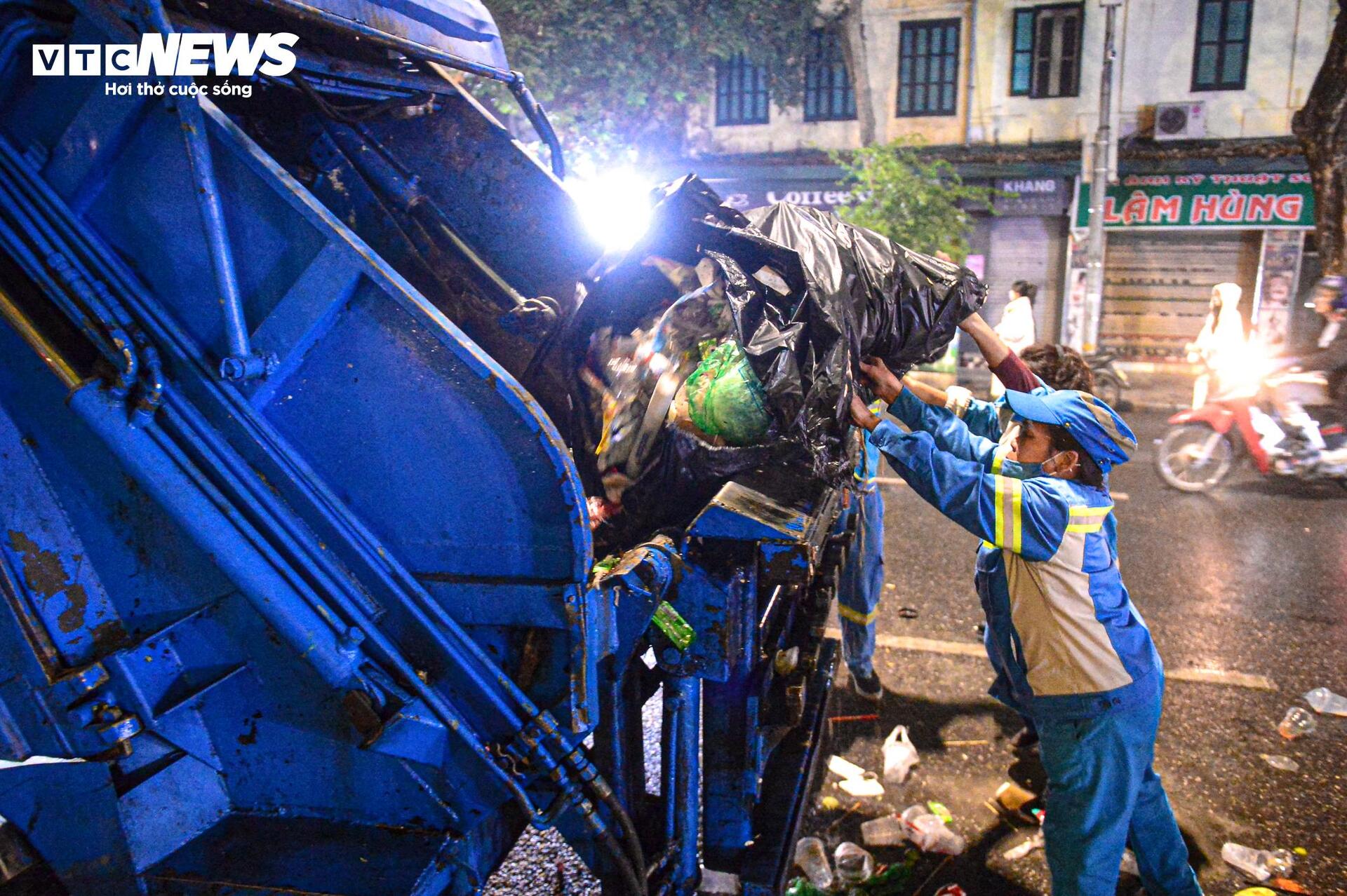 Nhân viên vệ sinh trắng đêm dọn rác ở phố đi bộ Hồ Gươm sau lễ countdown- Ảnh 10.