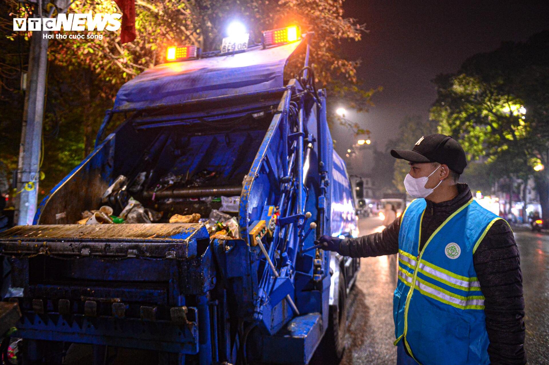 Nhân viên vệ sinh trắng đêm dọn rác ở phố đi bộ Hồ Gươm sau lễ countdown- Ảnh 17.