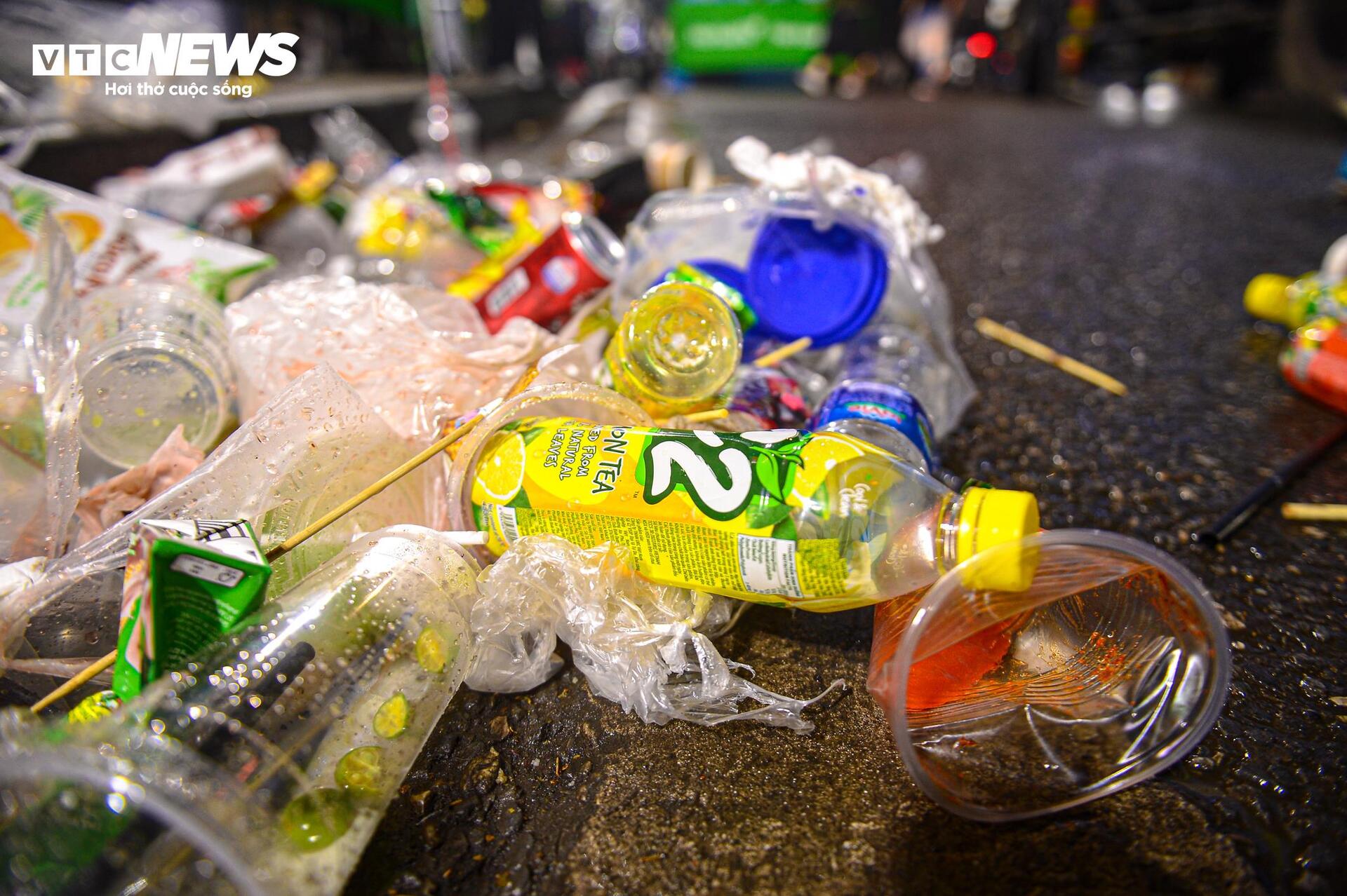 Nhân viên vệ sinh trắng đêm dọn rác ở phố đi bộ Hồ Gươm sau lễ countdown- Ảnh 7.