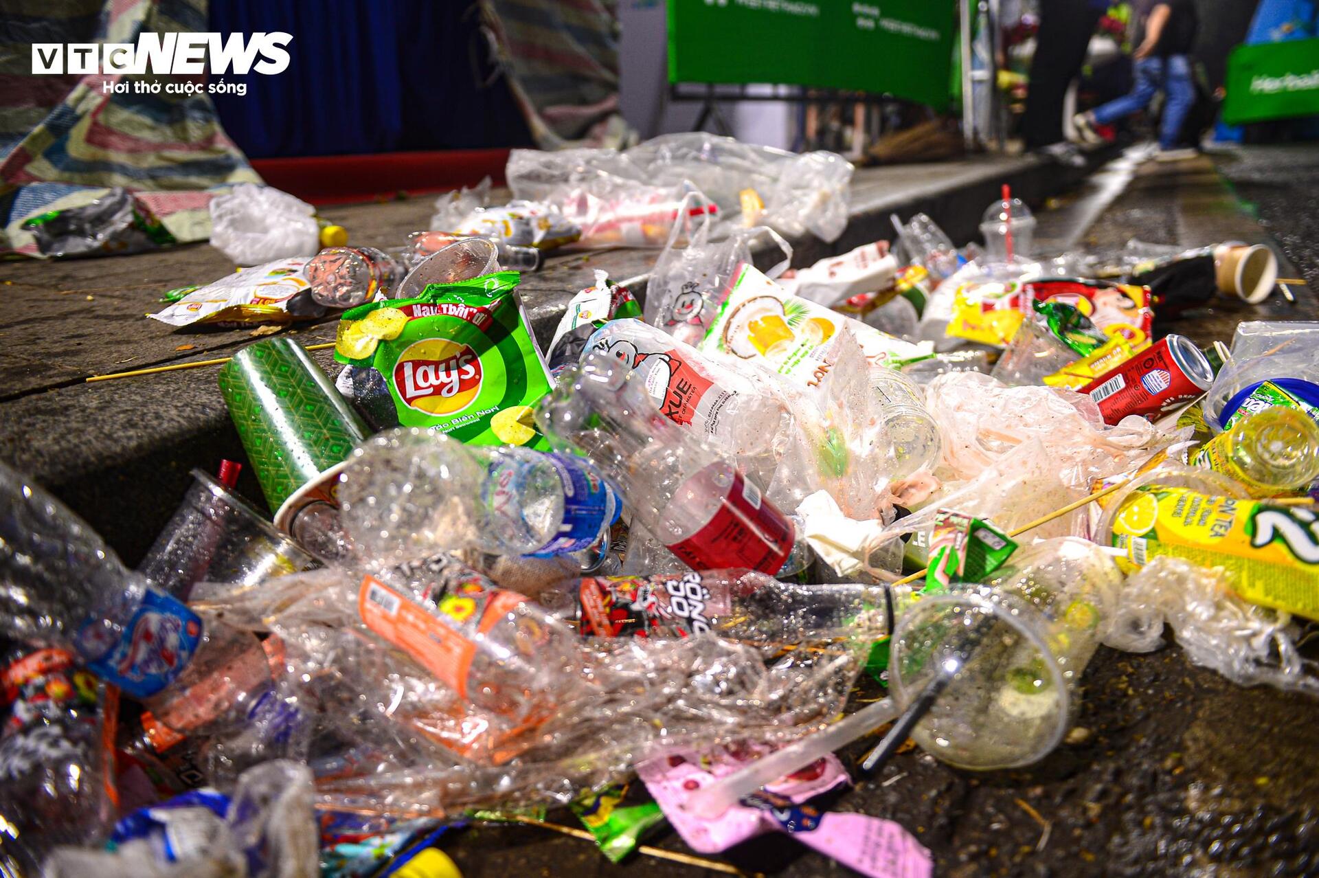 Nhân viên vệ sinh trắng đêm dọn rác ở phố đi bộ Hồ Gươm sau lễ countdown- Ảnh 5.