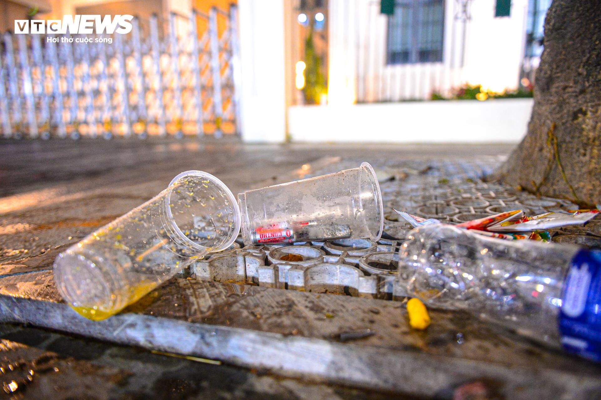 Nhân viên vệ sinh trắng đêm dọn rác ở phố đi bộ Hồ Gươm sau lễ countdown- Ảnh 8.