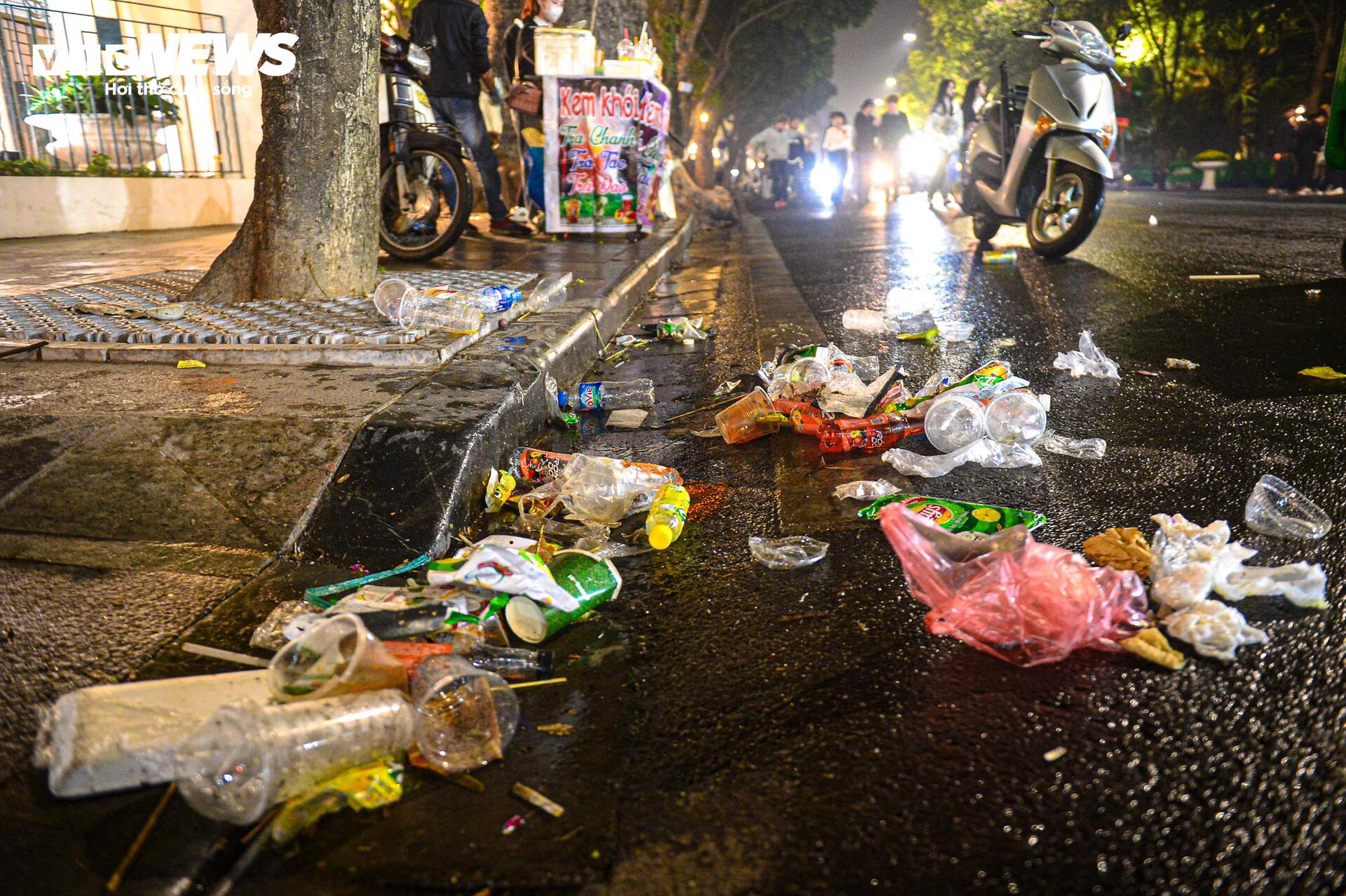 Nhân viên vệ sinh trắng đêm dọn rác ở phố đi bộ Hồ Gươm sau lễ countdown- Ảnh 4.