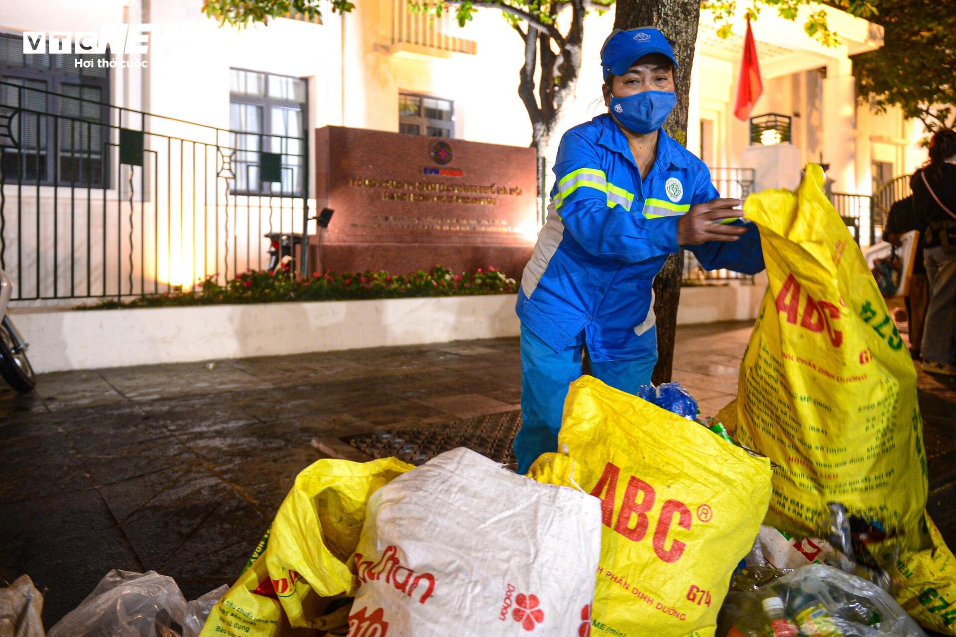 Nhân viên vệ sinh trắng đêm dọn rác ở phố đi bộ Hồ Gươm sau lễ countdown- Ảnh 12.