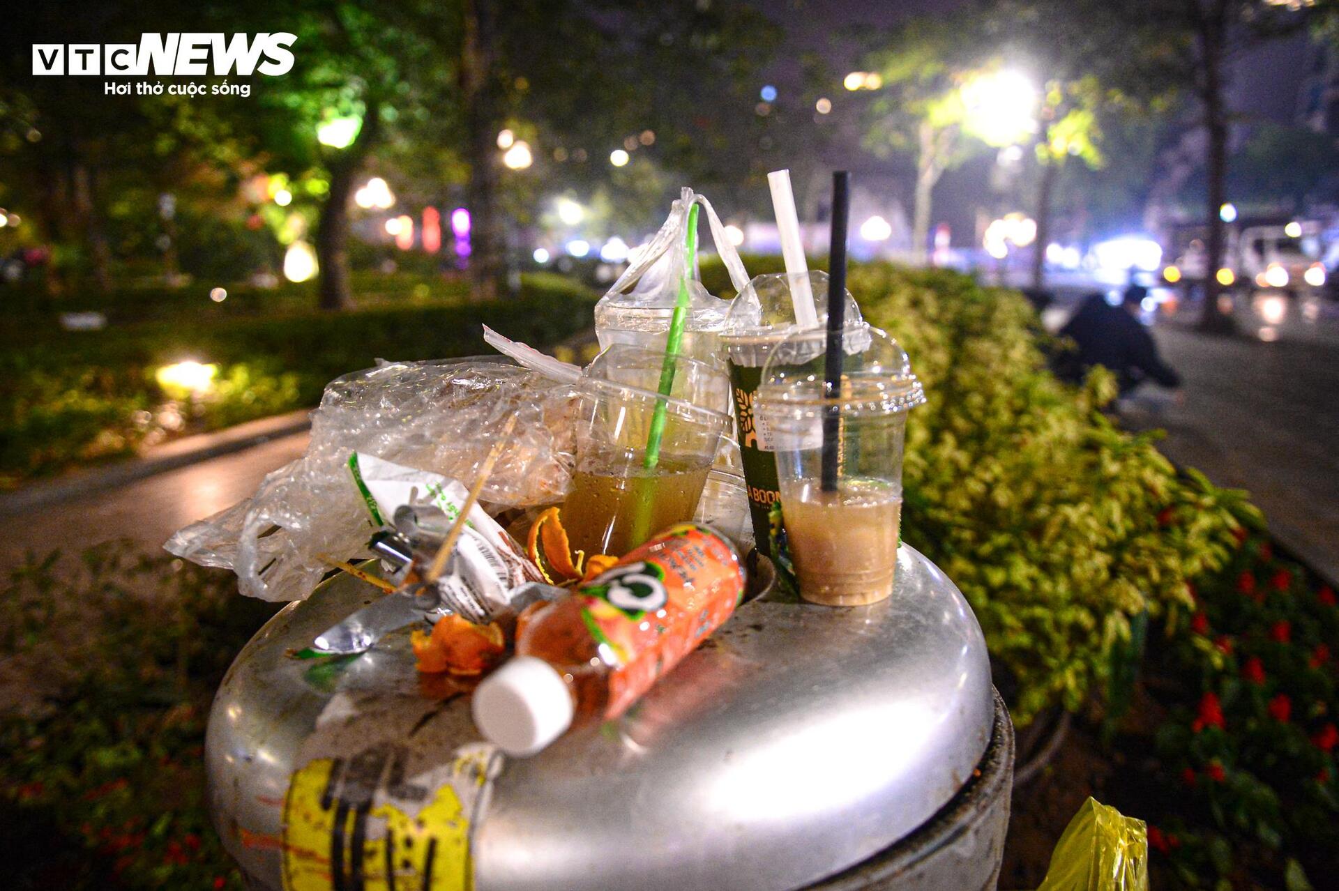 Nhân viên vệ sinh trắng đêm dọn rác ở phố đi bộ Hồ Gươm sau lễ countdown- Ảnh 9.