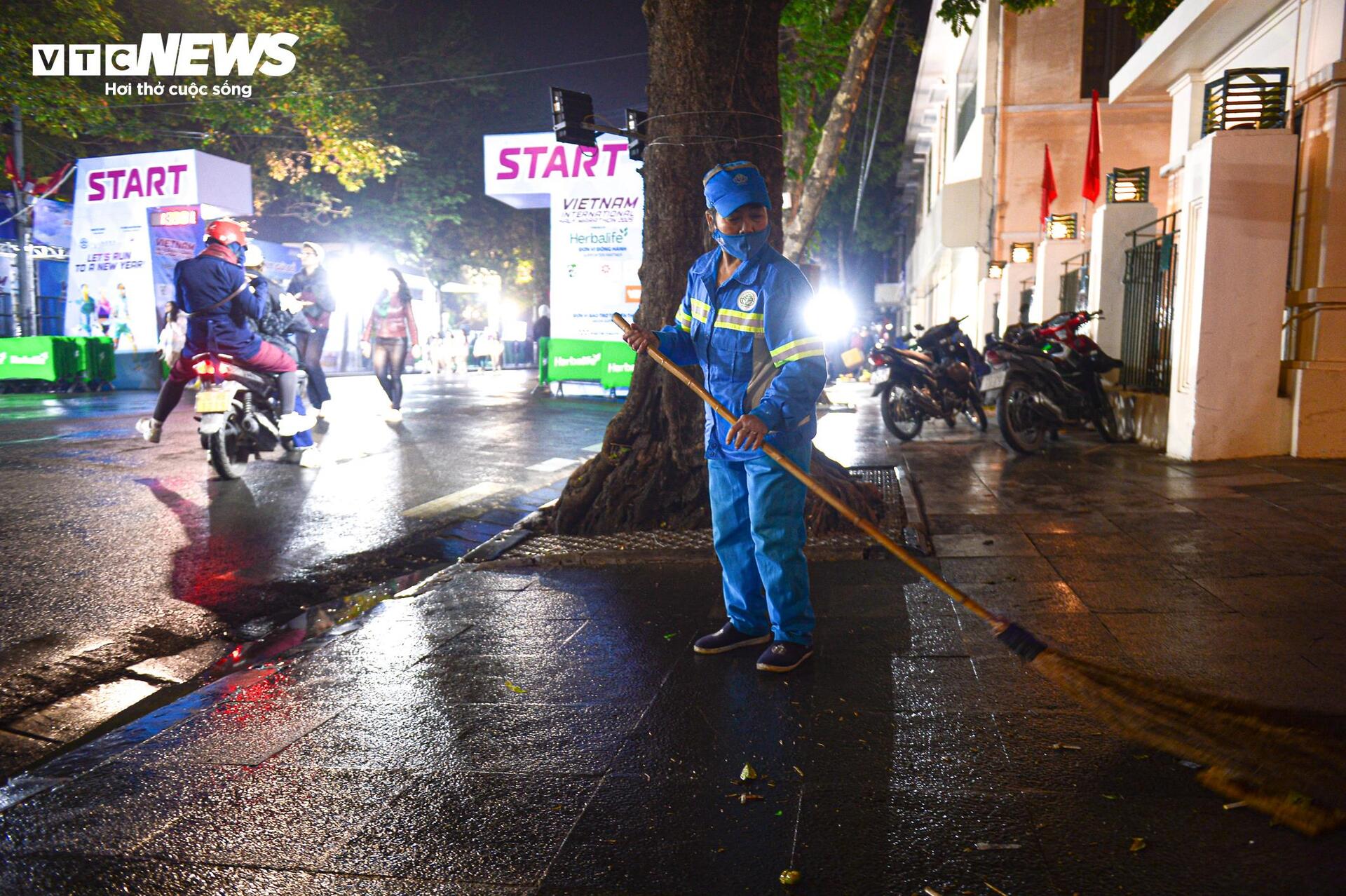 Nhân viên vệ sinh trắng đêm dọn rác ở phố đi bộ Hồ Gươm sau lễ countdown- Ảnh 13.