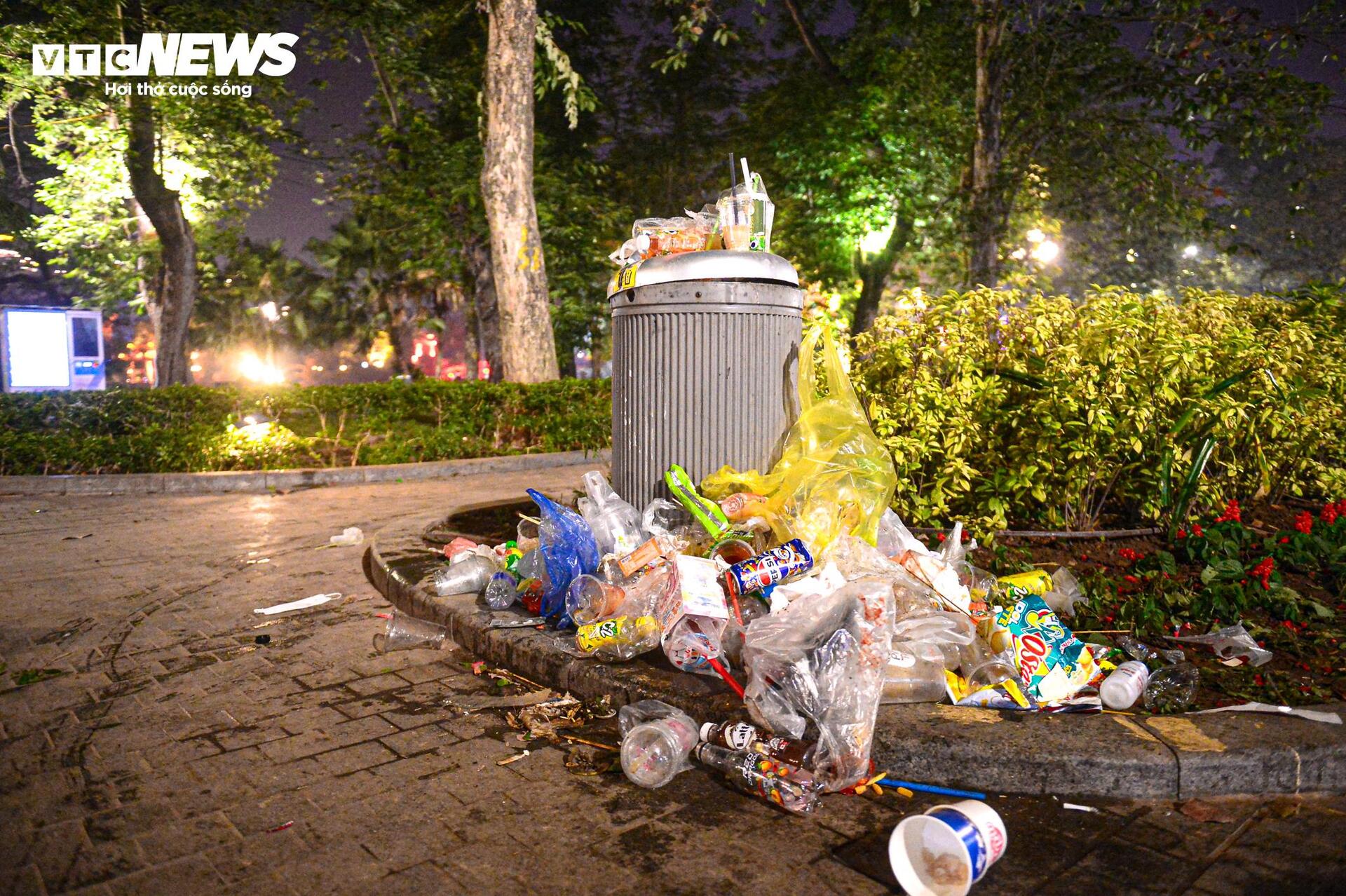 Nhân viên vệ sinh trắng đêm dọn rác ở phố đi bộ Hồ Gươm sau lễ countdown- Ảnh 6.