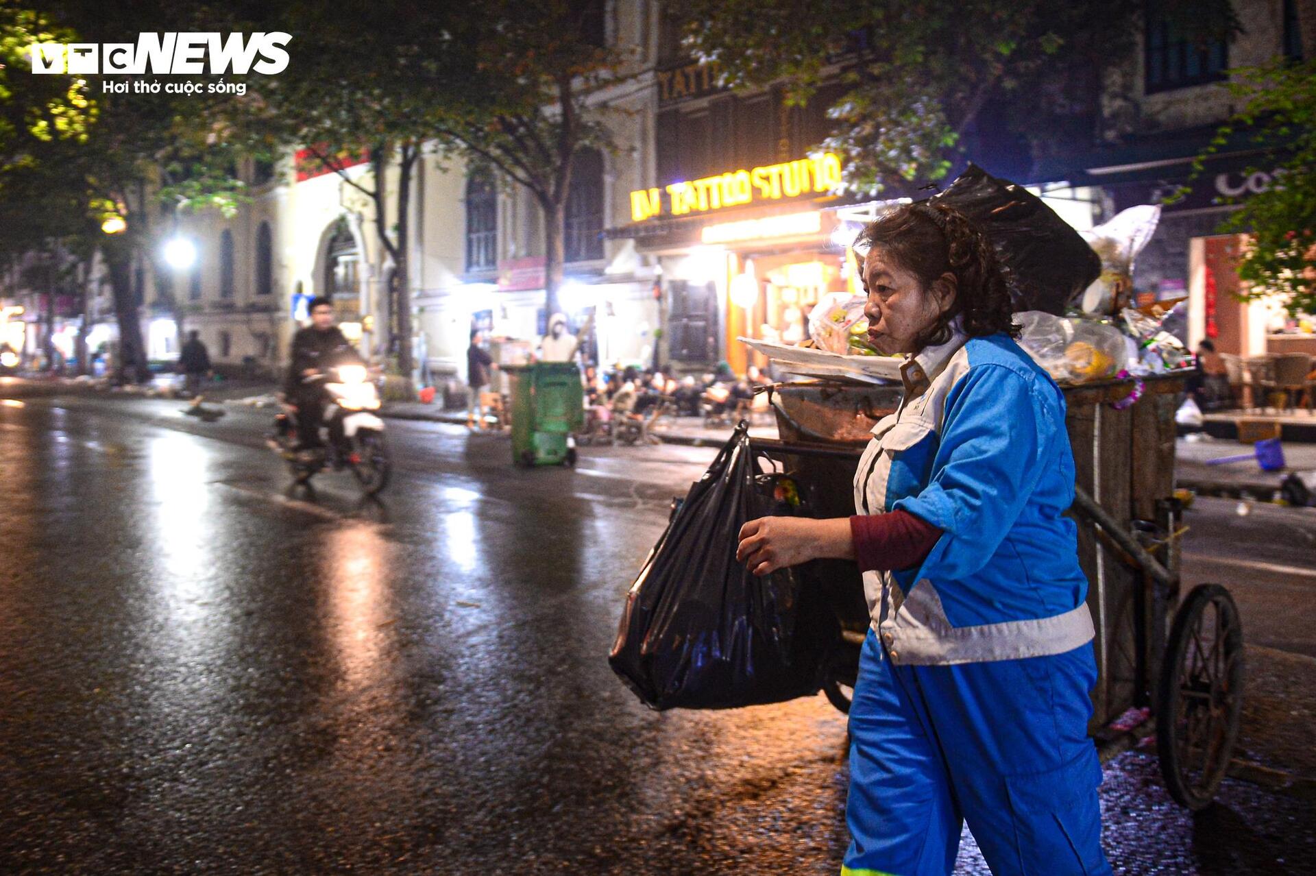 Nhân viên vệ sinh trắng đêm dọn rác ở phố đi bộ Hồ Gươm sau lễ countdown- Ảnh 11.