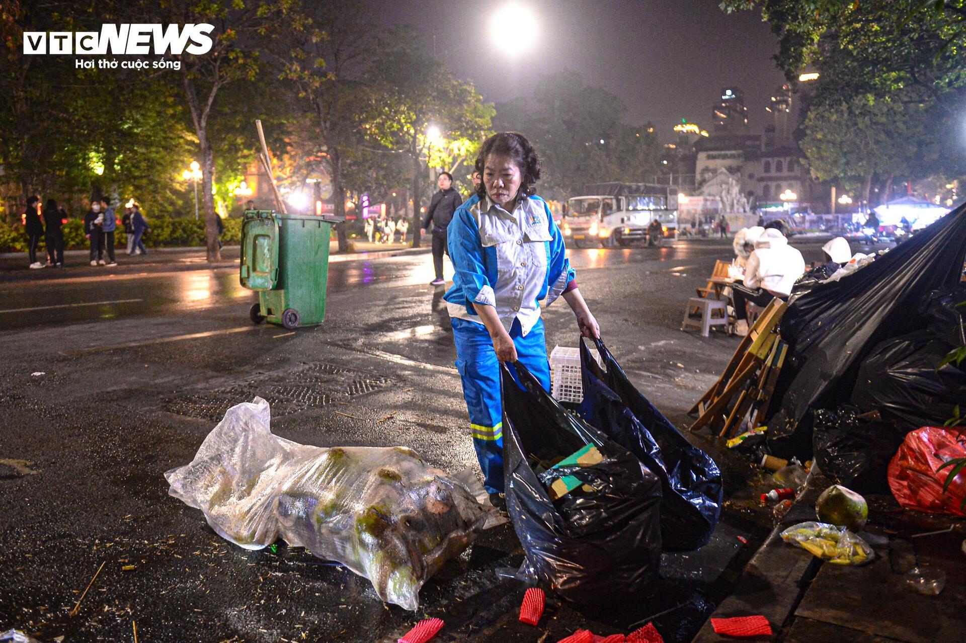 Nhân viên vệ sinh trắng đêm dọn rác ở phố đi bộ Hồ Gươm sau lễ countdown- Ảnh 15.