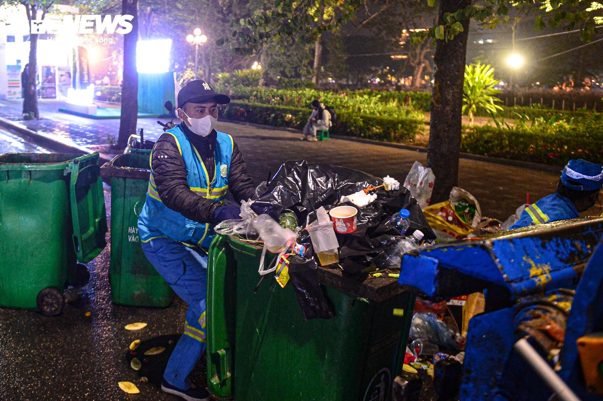 Nhân viên vệ sinh trắng đêm dọn rác ở phố đi bộ Hồ Gươm sau lễ countdown- Ảnh 16.