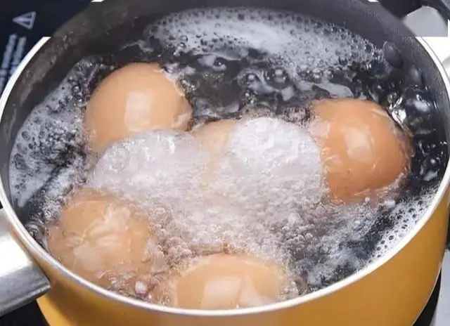 Chuyện thật như đùa: Năm 2025 rồi, vẫn có nhiều người KHÔNG BIẾT luộc trứng- Ảnh 3. Chuyện thật như đùa: Năm 2025 rồi, vẫn có nhiều người KHÔNG BIẾT luộc trứng- Ảnh 3.