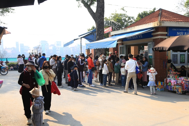 Chỉ được nghỉ 1 ngày Tết dương, người dân Hà Nội lựa chọn nơi này là điểm đến lý tưởng cho cả gia đình- Ảnh 1. Chỉ được nghỉ 1 ngày Tết dương, người dân Hà Nội lựa chọn nơi này là điểm đến lý tưởng cho cả gia đình- Ảnh 1.