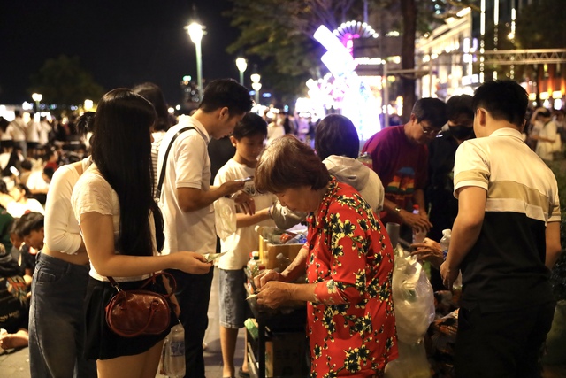 Nhân viên văn phòng, tài xế công nghệ tiết lộ cách kiếm bộn tiền trong đêm Giao thừa nhờ bán những thứ này- Ảnh 1. Nhân viên văn phòng, tài xế công nghệ tiết lộ cách kiếm bộn tiền trong đêm Giao thừa nhờ bán những thứ này- Ảnh 1.