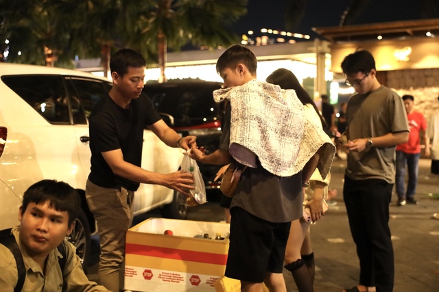 Nhân viên văn phòng, tài xế công nghệ tiết lộ cách kiếm bộn tiền trong đêm Giao thừa nhờ bán những thứ này- Ảnh 4. Nhân viên văn phòng, tài xế công nghệ tiết lộ cách kiếm bộn tiền trong đêm Giao thừa nhờ bán những thứ này- Ảnh 4.