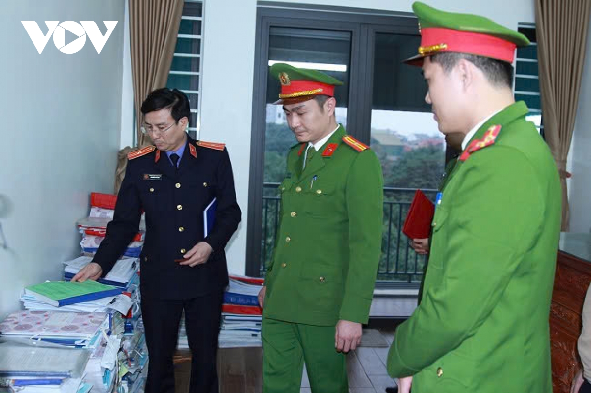 Bắt 3 đối tượng làm giả báo cáo đánh giá tác động môi trường- Ảnh 1. Bắt 3 đối tượng làm giả báo cáo đánh giá tác động môi trường- Ảnh 1.