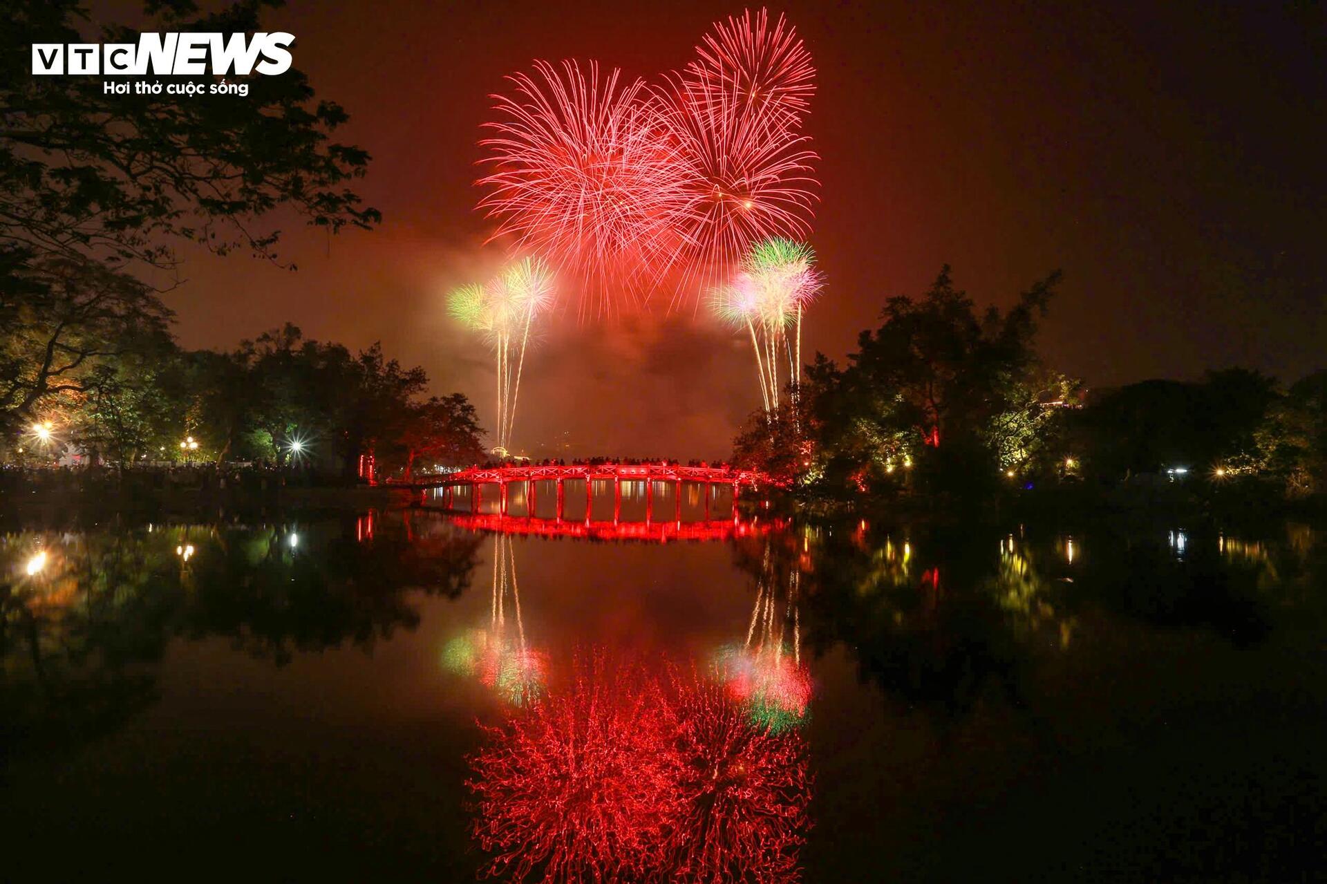 Nhân viên vệ sinh trắng đêm dọn rác ở phố đi bộ Hồ Gươm sau lễ countdown- Ảnh 2.