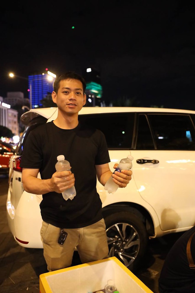 Nhân viên văn phòng, tài xế công nghệ tiết lộ cách kiếm bộn tiền trong đêm Giao thừa nhờ bán những thứ này- Ảnh 6. Nhân viên văn phòng, tài xế công nghệ tiết lộ cách kiếm bộn tiền trong đêm Giao thừa nhờ bán những thứ này- Ảnh 6.