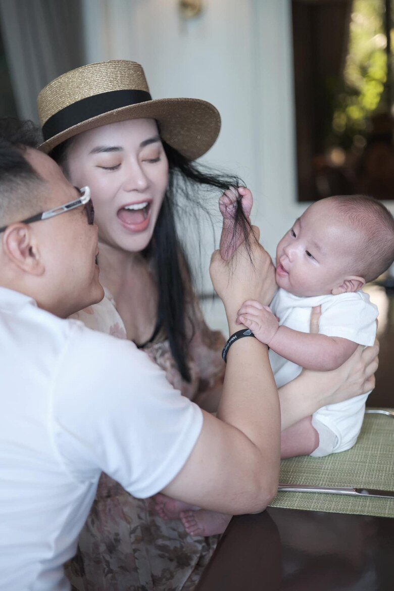 Biểu cảm gây chú ý của quý tử nhà shark Bình - Phương Oanh- Ảnh 4. Biểu cảm gây chú ý của quý tử nhà shark Bình - Phương Oanh- Ảnh 4.