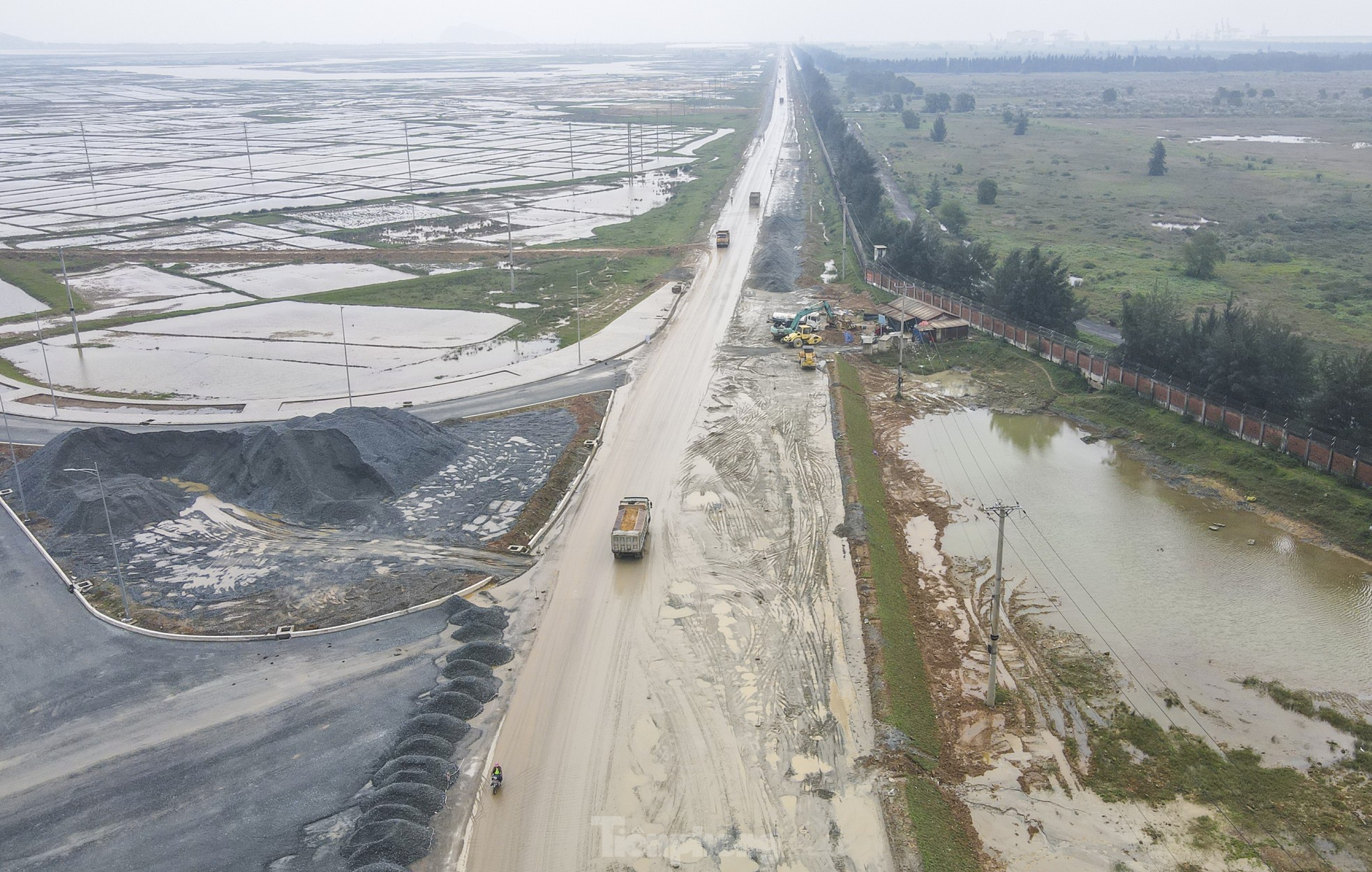 Hình hài những tuyến đường nghìn tỷ ở Khu kinh tế phía nam Hà Tĩnh- Ảnh 17. Hình hài những tuyến đường nghìn tỷ ở Khu kinh tế phía nam Hà Tĩnh- Ảnh 17.