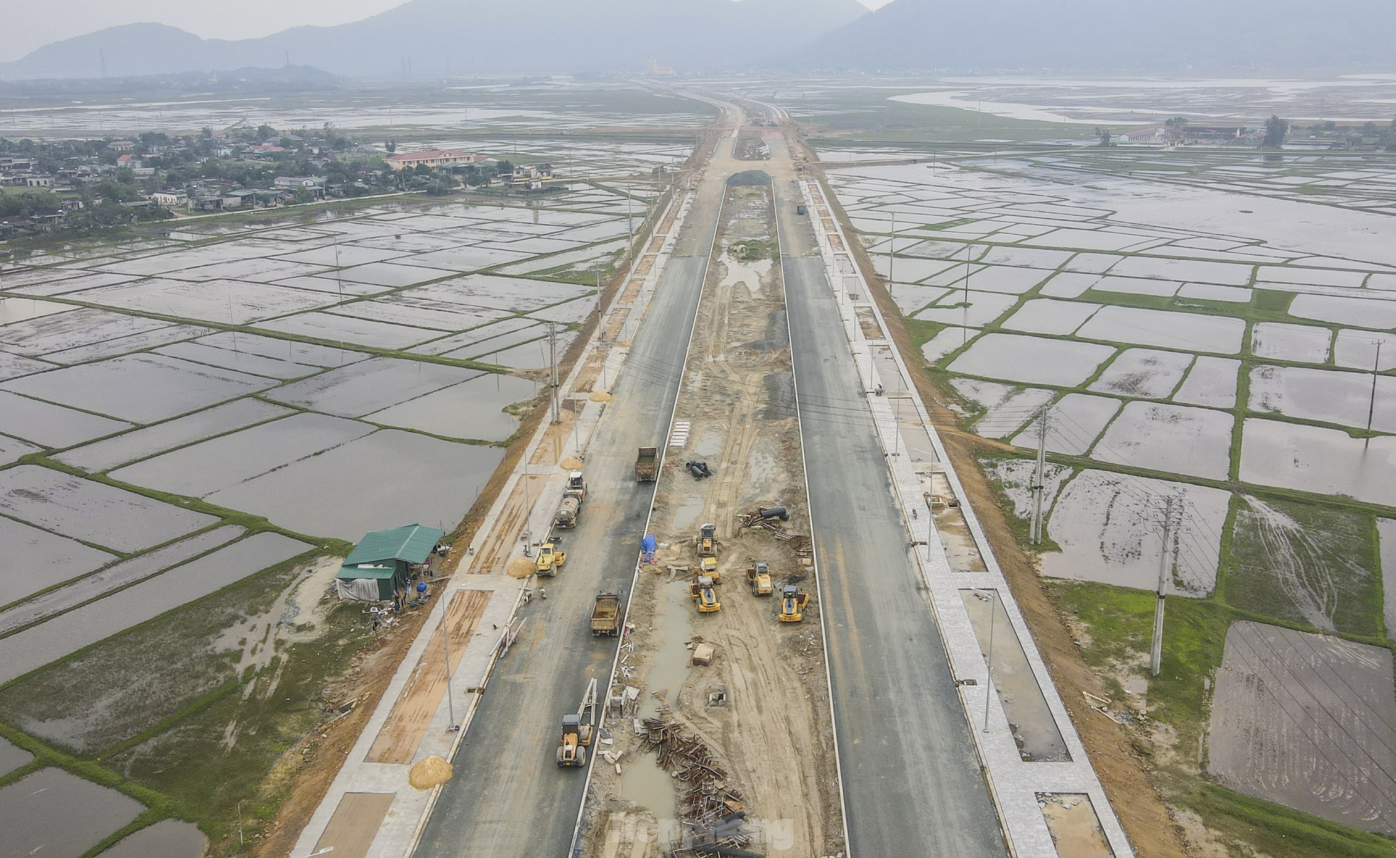 Hình hài những tuyến đường nghìn tỷ ở Khu kinh tế phía nam Hà Tĩnh- Ảnh 12. Hình hài những tuyến đường nghìn tỷ ở Khu kinh tế phía nam Hà Tĩnh- Ảnh 12.