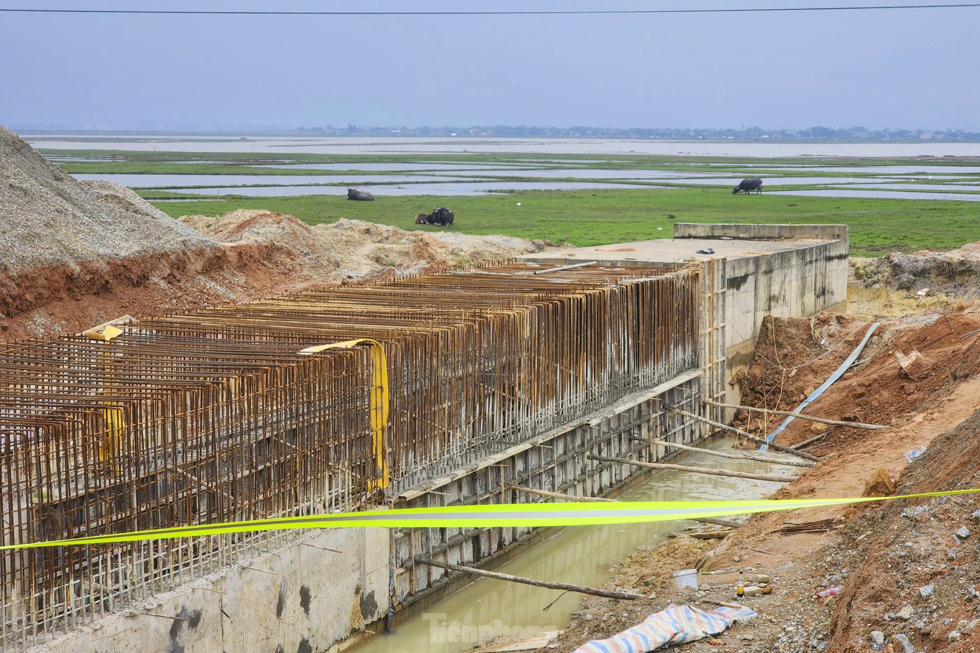 Hình hài những tuyến đường nghìn tỷ ở Khu kinh tế phía nam Hà Tĩnh- Ảnh 7. Hình hài những tuyến đường nghìn tỷ ở Khu kinh tế phía nam Hà Tĩnh- Ảnh 7.