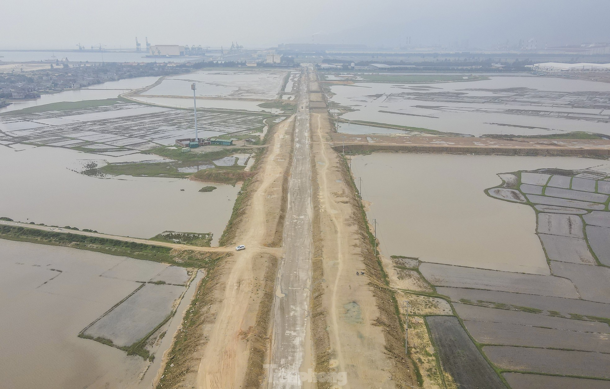 Hình hài những tuyến đường nghìn tỷ ở Khu kinh tế phía nam Hà Tĩnh- Ảnh 3. Hình hài những tuyến đường nghìn tỷ ở Khu kinh tế phía nam Hà Tĩnh- Ảnh 3.