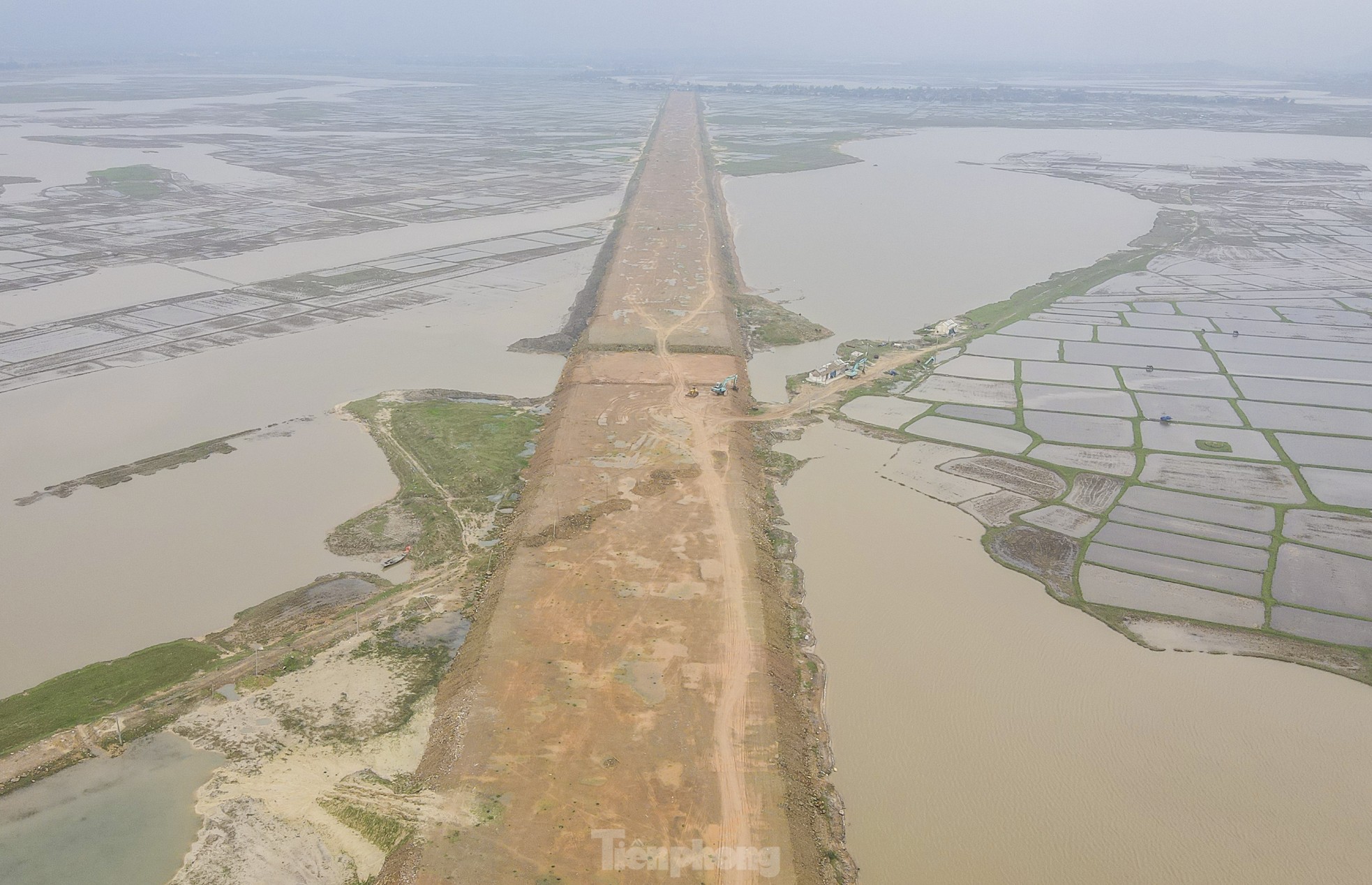 Hình hài những tuyến đường nghìn tỷ ở Khu kinh tế phía nam Hà Tĩnh- Ảnh 8. Hình hài những tuyến đường nghìn tỷ ở Khu kinh tế phía nam Hà Tĩnh- Ảnh 8.
