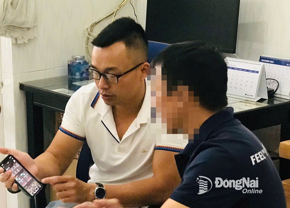 Thấy chồng định rút tiền tiết kiệm để đầu tư tiền ảo, người phụ nữ lập tức báo công an ngăn chặn thành công vụ lừa đảo lớn tại tỉnh Đồng Nai- Ảnh 1. Thấy chồng định rút tiền tiết kiệm để đầu tư tiền ảo, người phụ nữ lập tức báo công an ngăn chặn thành công vụ lừa đảo lớn tại tỉnh Đồng Nai- Ảnh 1.