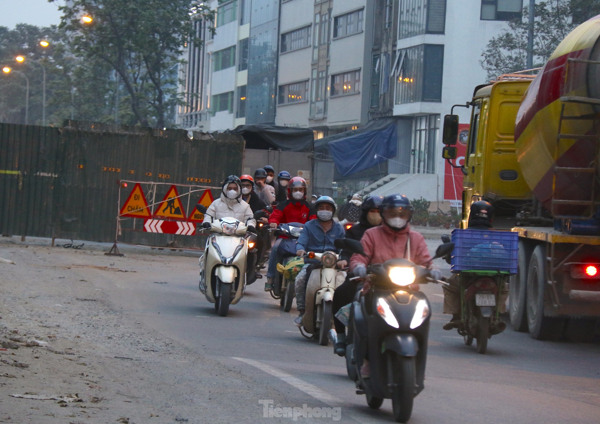 Xe máy nối đuôi nhau luồn lách, đi ngược chiều trên đại lộ Thăng Long- Ảnh 6.