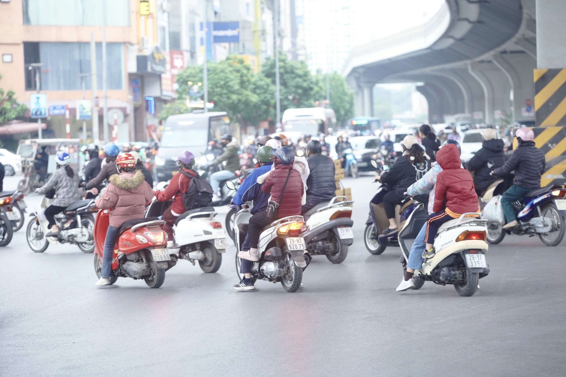 Hà Nội: Hơn một tuần tăng mức xử phạt, lỗi vi phạm giao thông vẫn tái diễn hàng ngày- Ảnh 6.