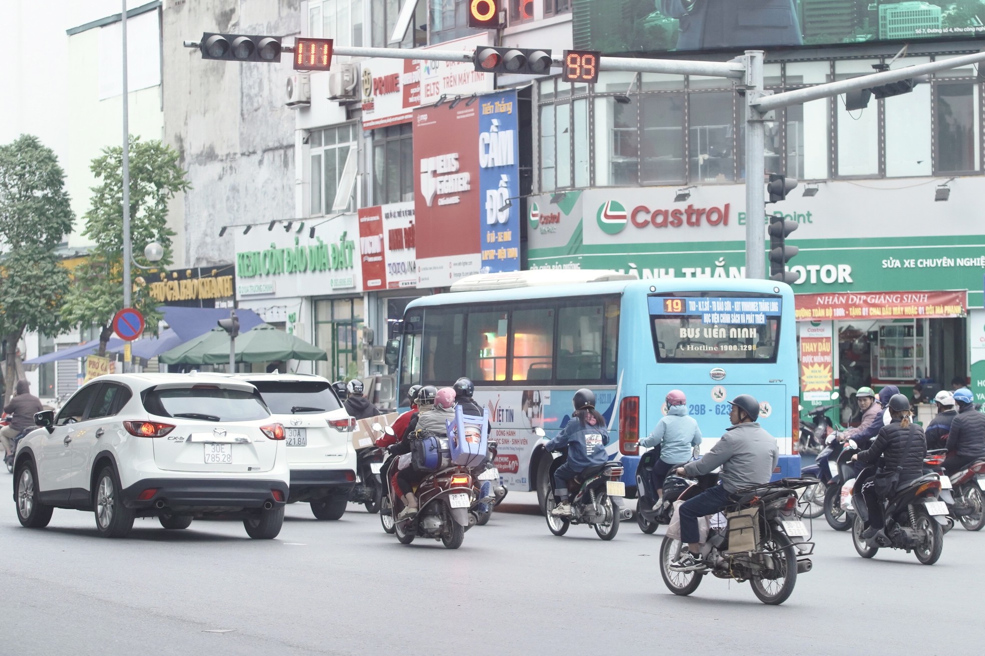 Hà Nội: Hơn một tuần tăng mức xử phạt, lỗi vi phạm giao thông vẫn tái diễn hàng ngày- Ảnh 1.