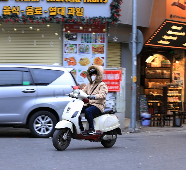 Hà Nội lạnh 10 độ C: Người dân trùm áo ấm kín mít, du khách nước ngoài cũng phải xuýt xoa- Ảnh 16.