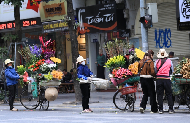 Hà Nội lạnh 10 độ C: Người dân trùm áo ấm kín mít, du khách nước ngoài cũng phải xuýt xoa- Ảnh 14.