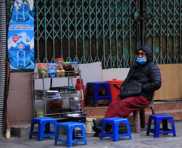 Hà Nội lạnh 10 độ C: Người dân trùm áo ấm kín mít, du khách nước ngoài cũng phải xuýt xoa- Ảnh 15.