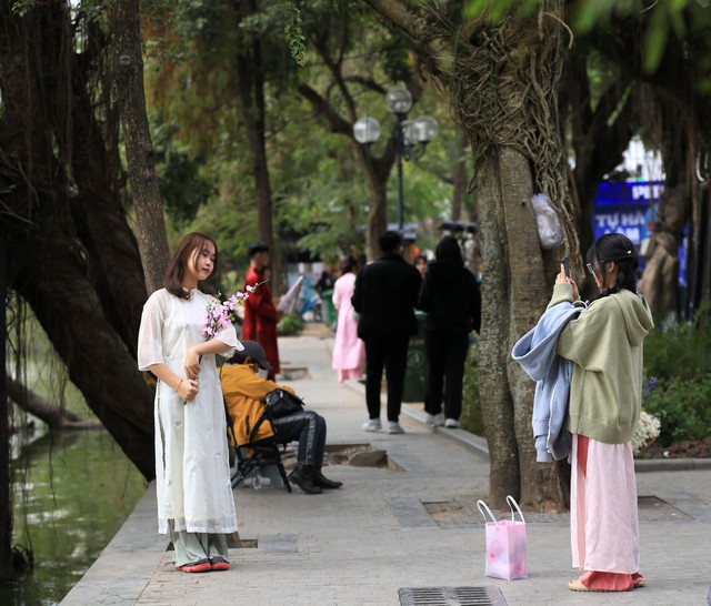 Trời rét đậm 10 độ C, nhiều “nàng thơ” vẫn thướt tha áo dài chụp ảnh Tết trên phố đi bộ Hồ Gươm- Ảnh 8.