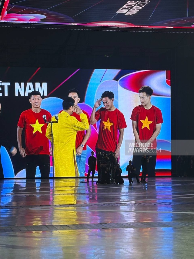 Bất ngờ tại WeChoice Awards 2024: Đội tuyển bóng đá Quốc gia Việt Nam là đại sứ truyền cảm hứng thứ 6!- Ảnh 1.