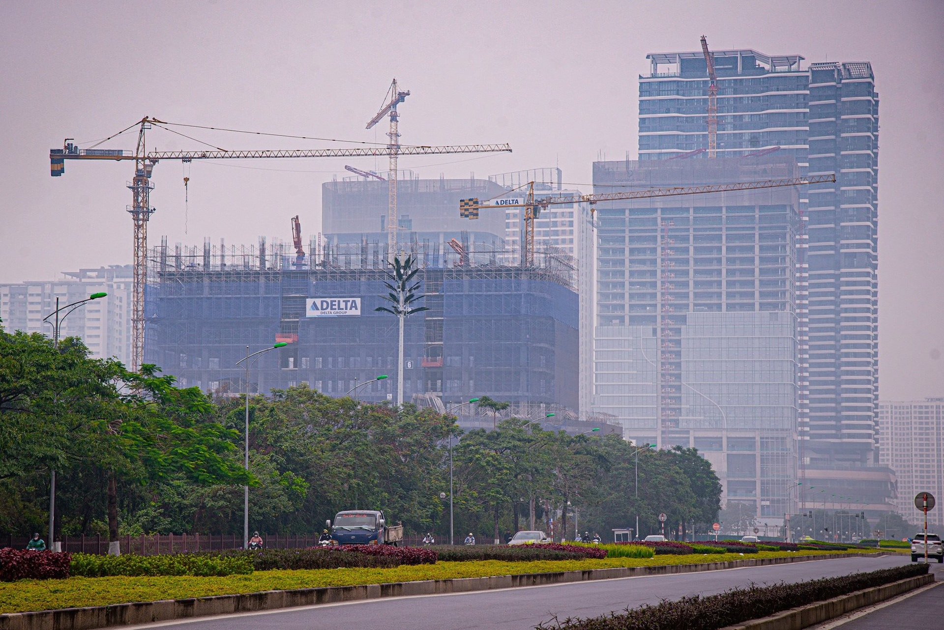 "Lướt sóng" chung cư, đất nền Hà Nội: Nhà đầu tư mua sang tay nhanh trong vài tháng, thậm chí chỉ trong 1-2 tuần để kiếm lời- Ảnh 1.