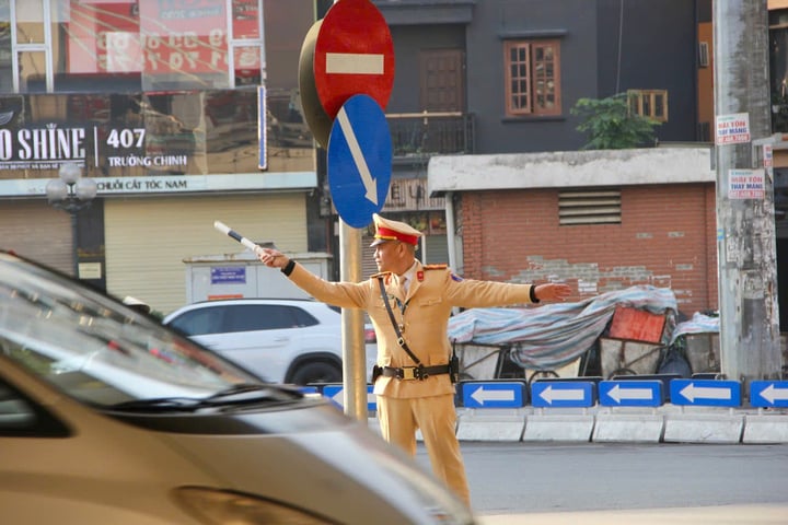 CSGT nêu nguyên nhân đường Hà Nội ùn tắc từ sáng đến tối ngày cuối tuần- Ảnh 2. CSGT nêu nguyên nhân đường Hà Nội ùn tắc từ sáng đến tối ngày cuối tuần- Ảnh 2.