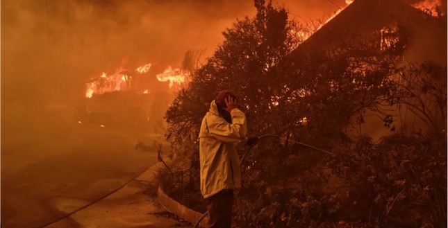 Thị trưởng Los Angeles rơi vào ‘tâm bão’ vì đi nước ngoài giữa thảm kịch cháy rừng- Ảnh 1.