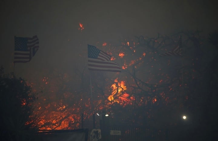 Gió giật mạnh, thảm họa cháy rừng California ngày càng nghiêm trọng- Ảnh 1.