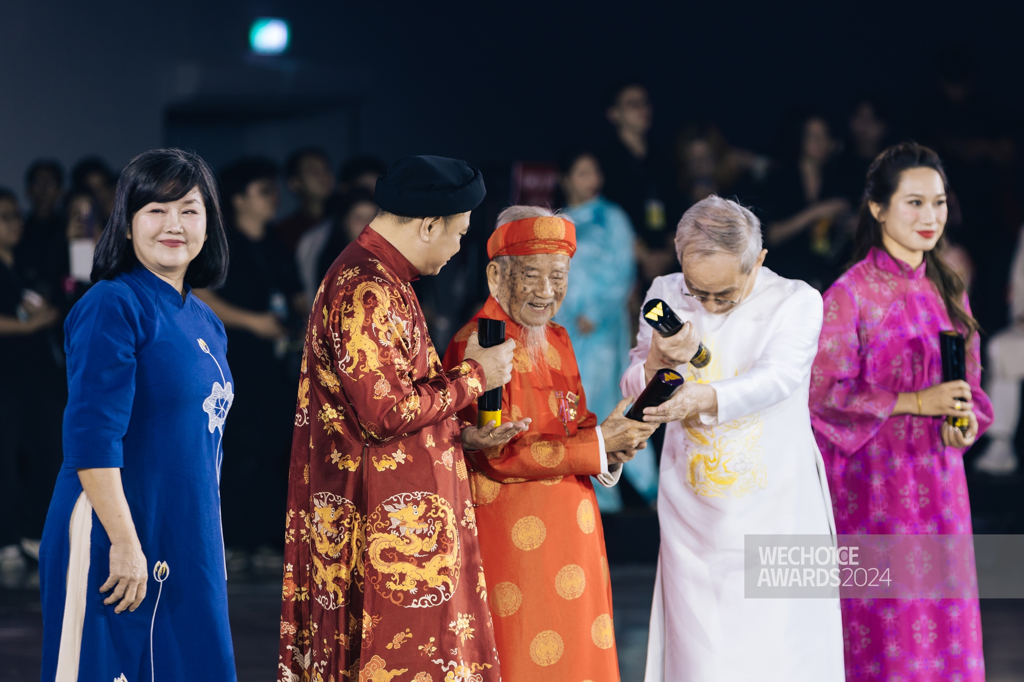 Trấn Thành "đứng ngồi không yên", liên tục trầm trồ khi nhân vật này xuất hiện trên sân khấu- Ảnh 4.