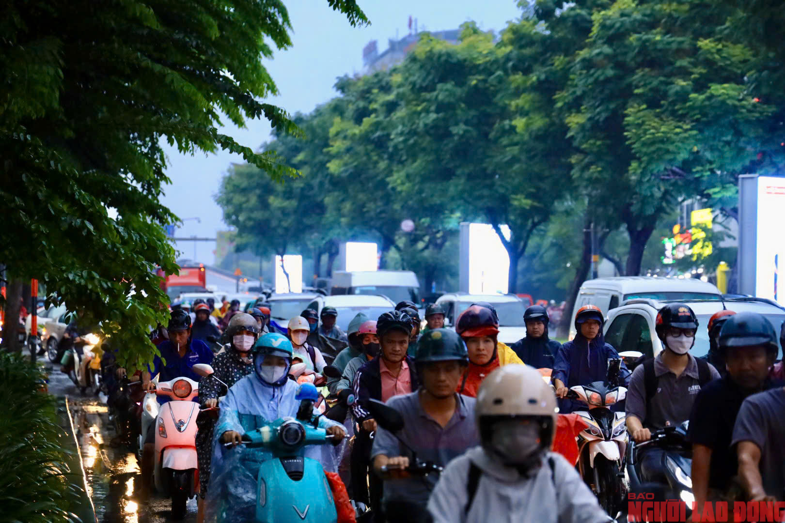 Cơn mưa giờ tan tầm khiến tuyến giao thông sân bay Tân Sơn Nhất kẹt cứng- Ảnh 4.