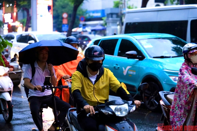 Cơn mưa giờ tan tầm khiến tuyến giao thông sân bay Tân Sơn Nhất kẹt cứng- Ảnh 6.