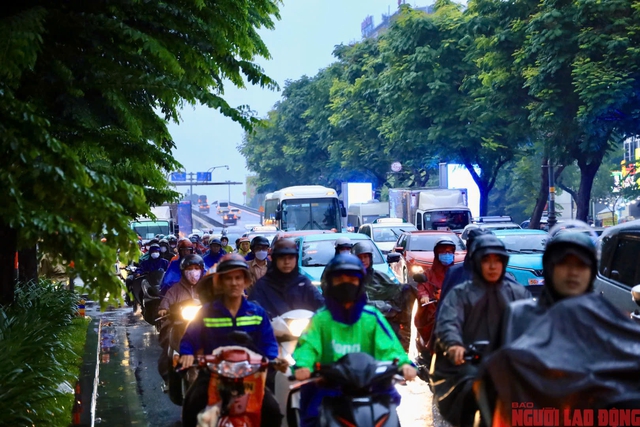 Cơn mưa giờ tan tầm khiến tuyến giao thông sân bay Tân Sơn Nhất kẹt cứng- Ảnh 11.