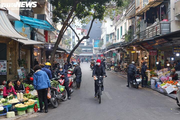 Người dân tất bật cúng Rằm tháng Chạp: Hoa tươi, đào cành, trầu cau đắt gấp đôi- Ảnh 1.