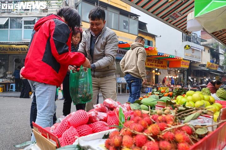 Người dân tất bật cúng Rằm tháng Chạp: Hoa tươi, đào cành, trầu cau đắt gấp đôi- Ảnh 14.