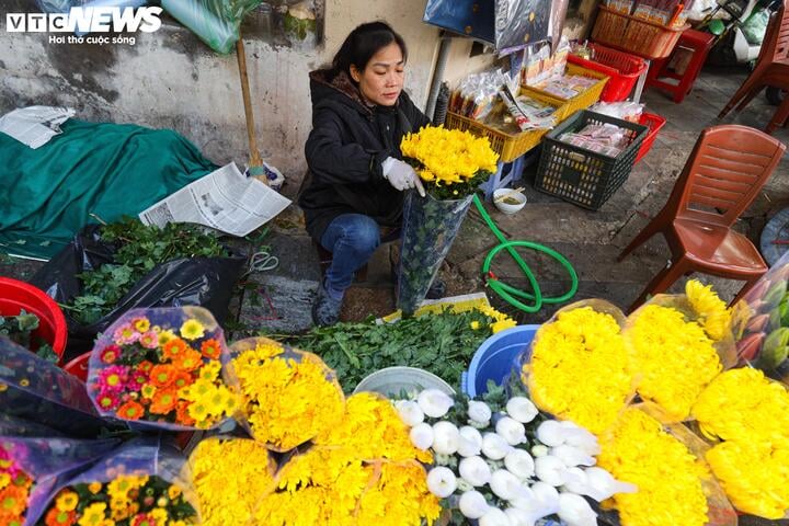 Người dân tất bật cúng Rằm tháng Chạp: Hoa tươi, đào cành, trầu cau đắt gấp đôi- Ảnh 5.